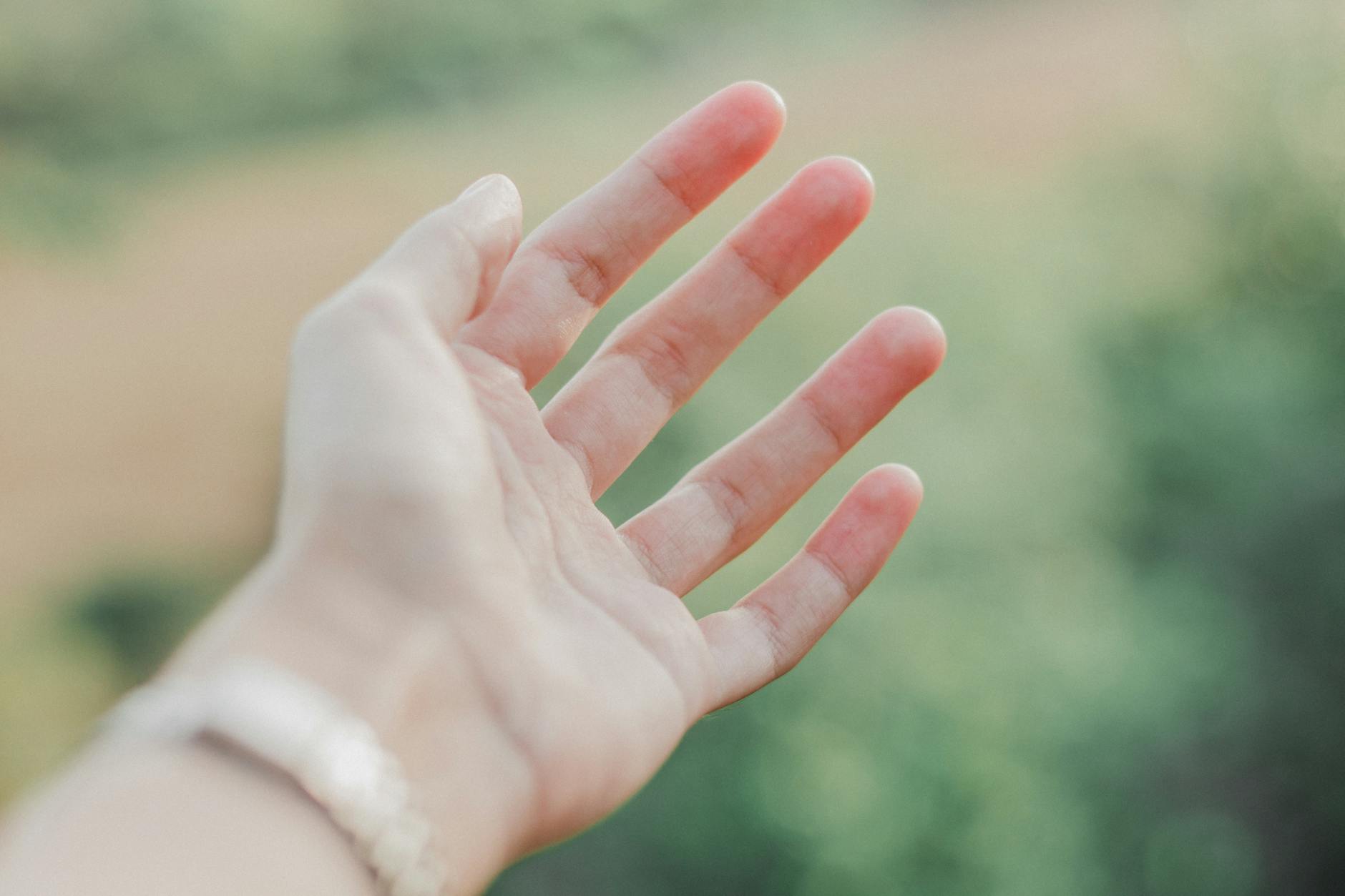 한포진 손바닥 물집 터뜨리면 안 되는 이유 및 연고 사용 매뉴얼