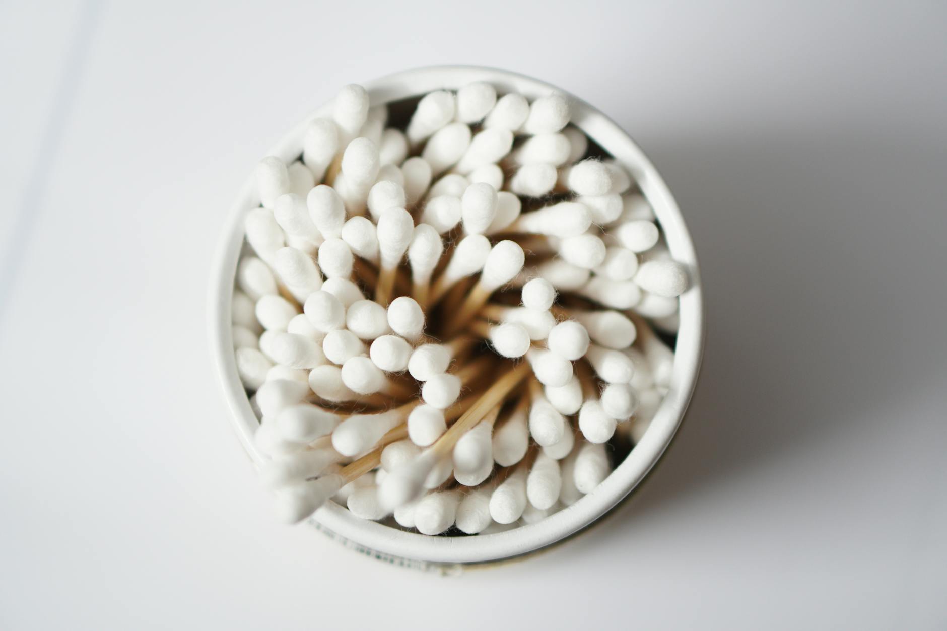 귀 파는 법 귀지 제거 안 하는 게 좋은 이유와 귀 세정제 활용 매뉴얼