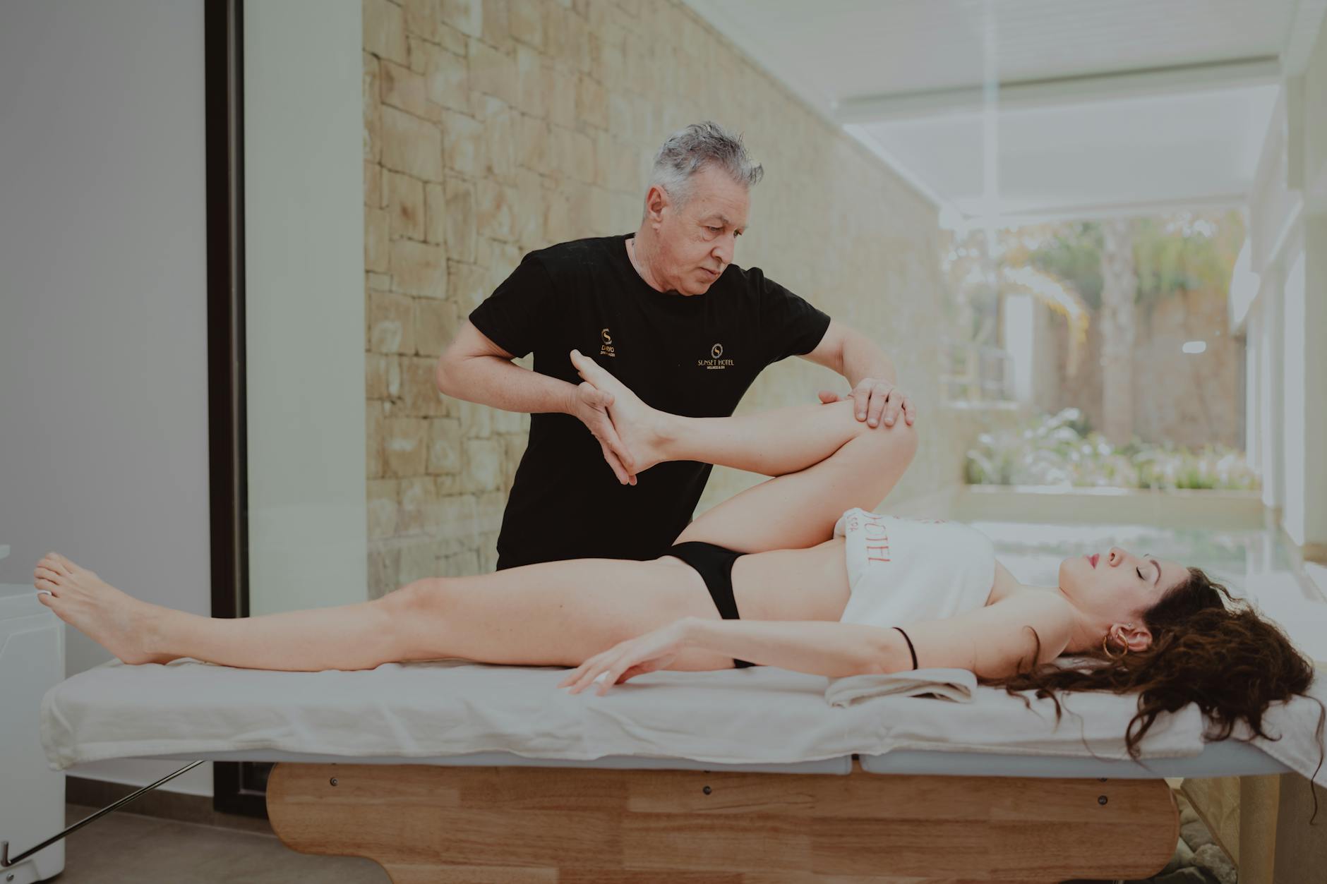 테니스 엘보 보호대 착용 위치 및 팔꿈치 통증 병원 치료 주기 매뉴얼